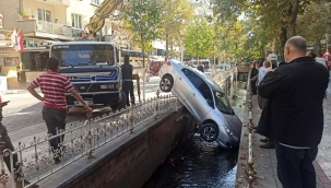 Kanala düşen araçtan burnu kanamadan çıktı 
