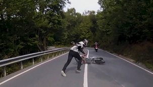 Kaza sonrası sürüklenen motosikletinin peşinden koştu 