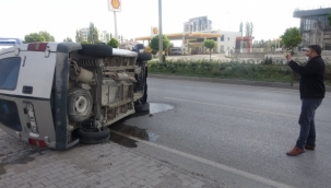 Kaza yapan araçtan burnu bile kanamadan çıktı 