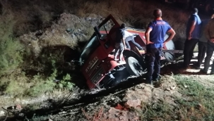 Kazaya giden itfaiye aracı şarampole devrildi 