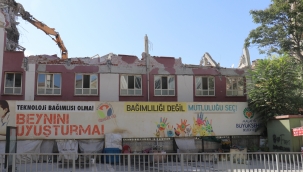 Ağır hasarlı okulda yıkım başladı!