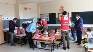 Kızılay köy okullarındaki çocukları unutmadı 