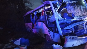 Midibüs ile ticari araç çarpıştı: 1 ölü 24 yaralı