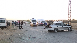 Minibüs ile otomobil çarpıştı: 13 yaralı 