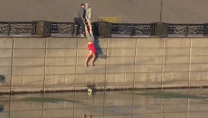 Nehre düşen topu kurtarmak isteyen gençlerin operasyonu viral oldu