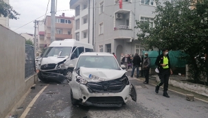 Otomobil ile servis minibüsü çarpıştı: 5 yaralı