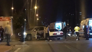 Otomobil ile ticari araç çarpıştı: 10 yaralı 