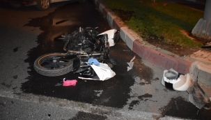 Otomobille çarpışan motosiklet hurdaya döndü 