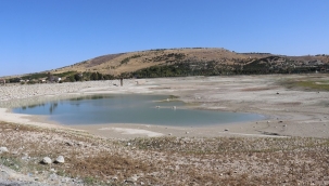 Pınarbaşı göletinde sular çekildi 