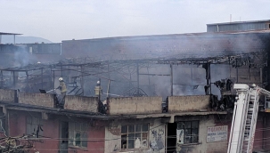 Polyester üretilen iş yerinde korkutan yangın: 4 kişi dumandan etkilendi 