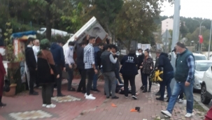 Tabela kaldırımda yürüyen kadının üzerine düştü 