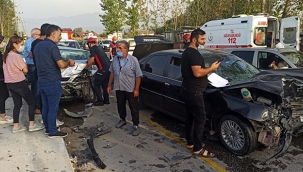 Sakarya'da iki araç kafa kafaya çarpıştı: 3 yaralı 