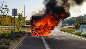 Sarıyer'de seyir halindeki kamyonet alev topuna döndü 