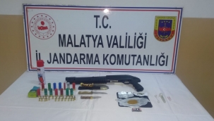 Şüpheli araçta uyuşturucu ve silah ele geçirildi 