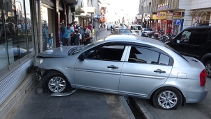 Sürücü direksiyon başında kalk krizi geçirince araç pastane duvarına çarptı 