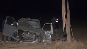 Tarlaya girip direğe çarptı: 1 ölü 2 yaralı