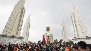 Tayland'da hükumet karşıtı göstericiler sokaklara döküldü 