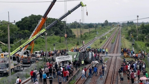 Tayland'da otobüsle tren çarpıştı: 20 ölü 29 yaralı 