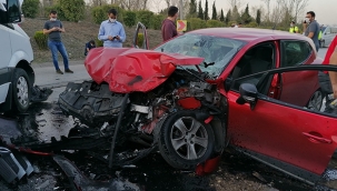 Ters yönde ilerleyen minibüs otomobille çarpıştı: 2 yaralı 