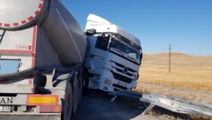 Tır refüje çarpıp karşı şeride geçti