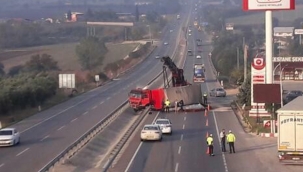 Tır yan yattı yol trafiğe kapandı