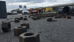 Tırın üzerindeki yüzlerce somun yola saçıldı 