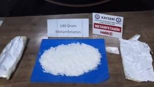 Uyuşturucuyu vücuduna sarmış! 