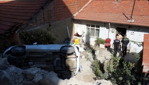 Virajı alamadı otomobiliyle evin bahçesine uçtu 