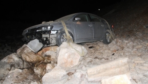 Yoldan çıkan otomobil kayalıklar üzerine düştü 