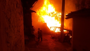 200 yıllık evde yangın çıktı 