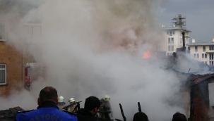 Alevler içinde kalan evini gözyaşlarıyla izledi 