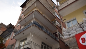 Balkondan düşen kadın kurtarılamadı! 