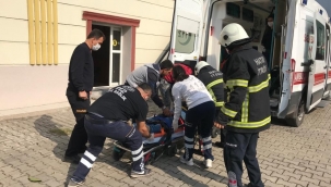 Çatıdan düşen işçiyi itfaiye kurtardı 