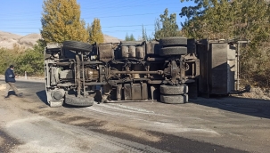 Çöp kamyonunu devirdi: 1 yaralı