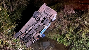 Düzce'de minibüs köprüden kanala uçtu 