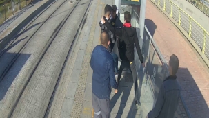 Güvenlik görevlisini bıçakladı