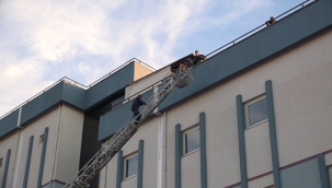 Hastane çatısındaki yangın korkuttu