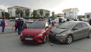 İki otomobil çarpıştı: 1 yaralı