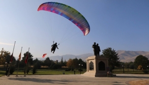 İnönü Üniversitesi'nde paraşütlü anma 