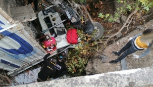 Kamyon köprüden yuvarlandı: 1 yaralı 