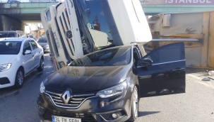 Kamyon otomobilin üzerine devrildi