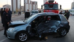 Kazada sıkışan kadını itfaiye kurtardı