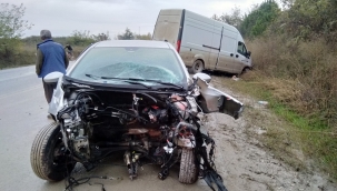 Kazanın şiddetiyle otomobilin motoru fırladı 