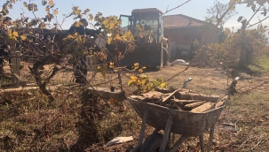 Kepçenin altında kalıp hayatını kaybetti 