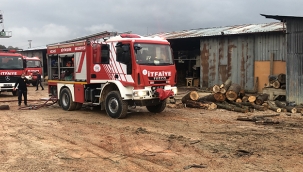 Kocaeli'de ahşap palet fabrikasında yangın 