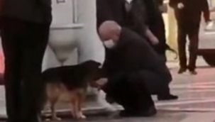 Köpeğe avucuyla su verdi 