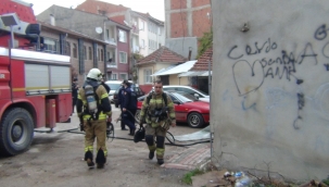 Metruk binada çıkan yangın korkuttu