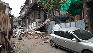 Metruk binanın yan cephesi çöktü