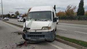 Minibüs aydınlatma direğine çarptı: 1 yaralı