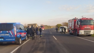 Minibüs ile kamyon çarpıştı: 1 ölü 2 yaralı